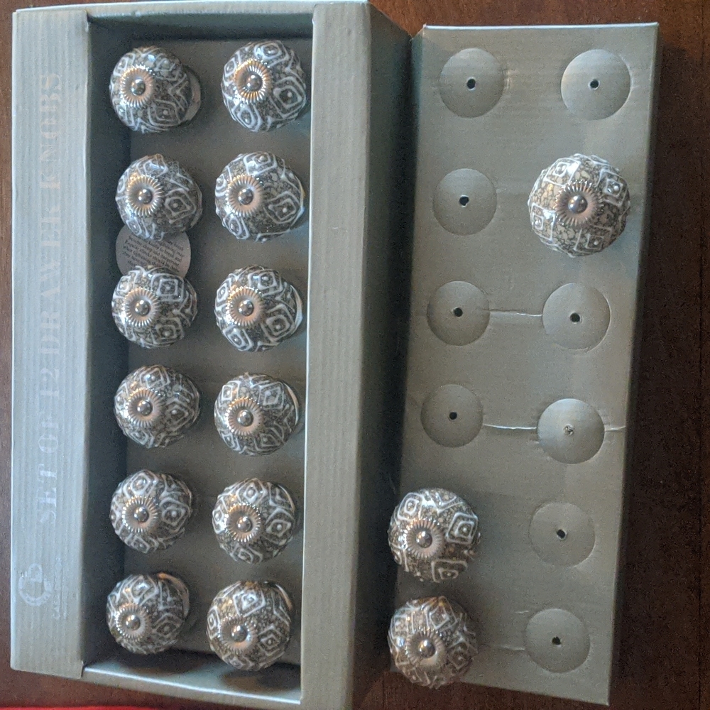 Casa decor white, tan, and silver ceramic knobs. 15 total. Hardware included.